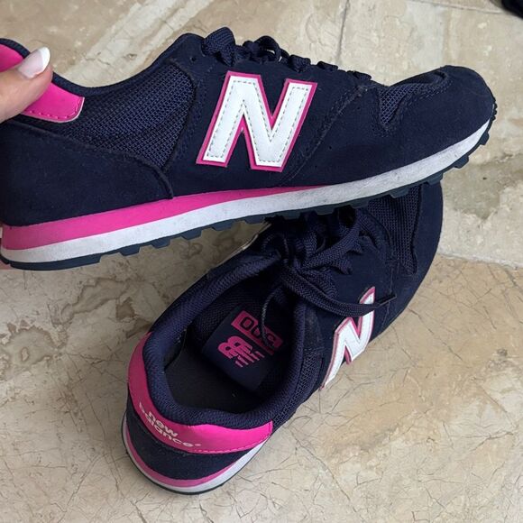 Brand new in box - size 8.5 New Balance Women's Dark Blue and Hot Pink Sneakers - Picture 2 of 5